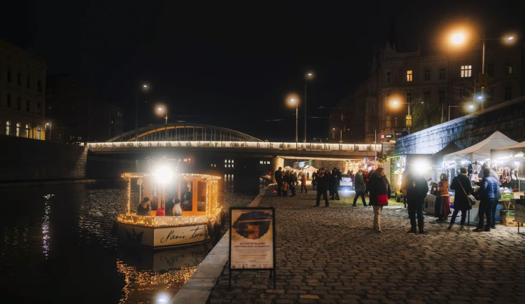 Středověký advent na olomoucké náplavce. Vánoční trhy u řeky lákají na historický rodinný program