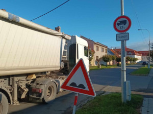 Zákaz tranzitu těžkých kamionů z Olomouce do Kojetína bude platit ještě rok. Co bude potom, se uvidí