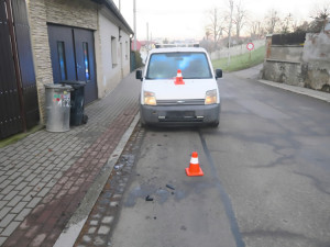 Devatenáctiletý řidič v Hranicích srazil seniora, neviděl ho přes námrazu na čelním skle