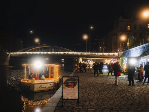 Středověký advent na olomoucké náplavce. Vánoční trhy u řeky lákají na historický rodinný program