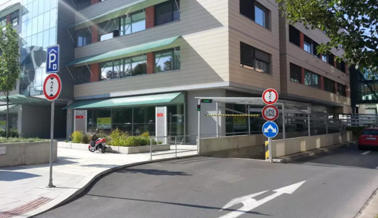 Vjezd do podzemního parkoviště u budovy Namiro