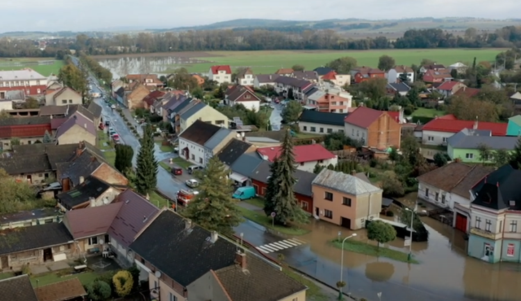 Při záplavách v Brodku u Přerova se dostala voda do přibližně 70 nemovitostí
