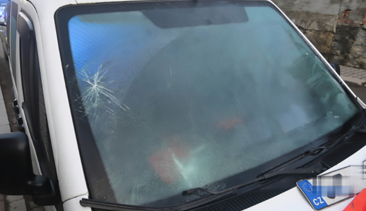 Mladý řidič v Hranicích srazil seniora, neviděl ho kvůli námraze na čelním skle