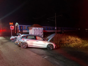 Rychlík se na přejezdu v Prostějově střetl s osobním autem, řidič jel na červenou