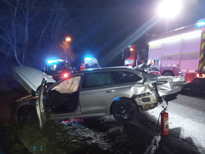 Rychlík se na přejezdu v Prostějově střetl s osobním autem, hasiči evakuovali 12 cestujících