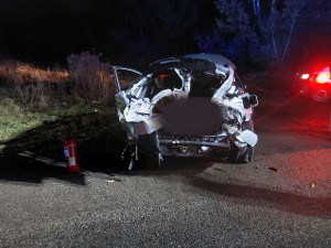 Rychlík se na přejezdu v Prostějově střetl s osobním autem, hasiči evakuovali 12 cestujících