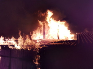 Noční požár poničil dům ve Štěpánově, dva lidé utrpěli zranění