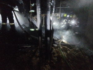 VIDEO: Noční požár poničil dům ve Štěpánově, dva lidé utrpěli zranění