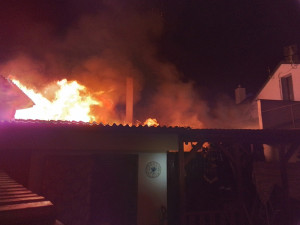 VIDEO: Noční požár poničil dům ve Štěpánově, dva lidé utrpěli zranění