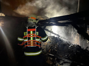 VIDEO: Noční požár poničil dům ve Štěpánově, dva lidé utrpěli zranění