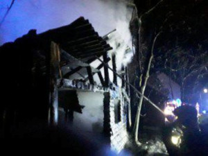 Při požáru chatky ve Městě Libavá uhynulo dvanáct slepic. Plameny likviduje pět hasičských jednotek