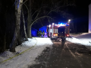 Při požáru chatky ve Městě Libavá uhynulo dvanáct slepic. Plameny likviduje pět hasičských jednotek