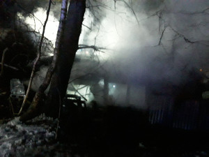 Při požáru chatky ve Městě Libavá uhynulo dvanáct slepic. Plameny likviduje pět hasičských jednotek