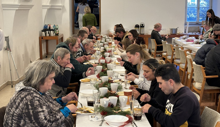 Lidé bez domova si v centru Brna pochutnali na svíčkové. Vánoční oběd pro potřebné je tradiční akcí