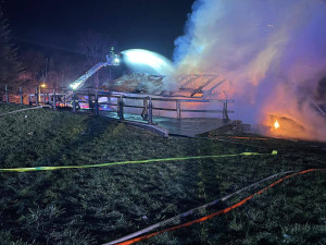 V Lazníkách začala hořet hospoda. Rozsáhlý požár likviduje šest jednotek haičů