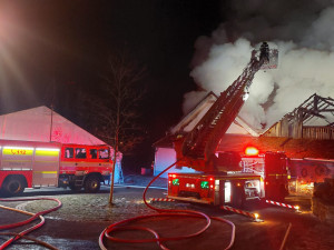 V Lazníkách začala hořet hospoda. Rozsáhlý požár likviduje šest jednotek haičů