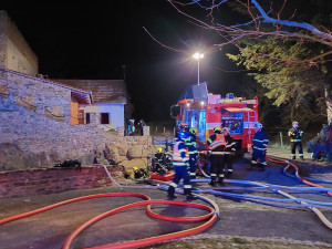 V Lazníkách začala hořet hospoda. Rozsáhlý požár likviduje šest jednotek haičů