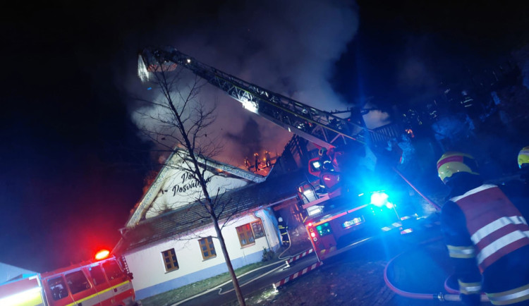 Policie má verzi, že restauraci v Lazníkách někdo zapálil. Případ vyšetřuje jako poškození cizí věci