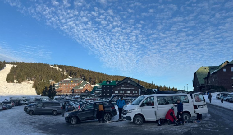 Jeseníky o víkendu praskaly ve švech. Lyžaři, běžkaři i pěší turisté využili nádherného počasí