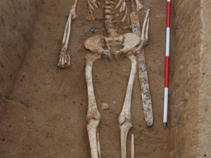 Objev desetiletí. V hrobě bojovníka v Držovicích archeologové objevili zachovalý meč o délce téměř metr