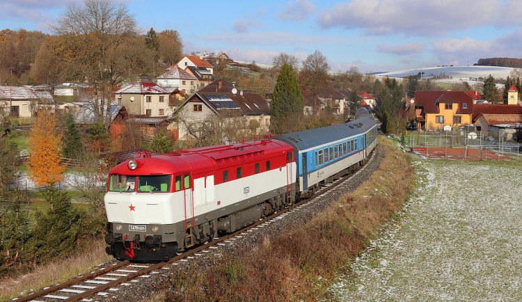 Stále nevíte, co na Silvestra? Vyrazte s historickou lokomotivou Bardotkou do Kubovy Hutě