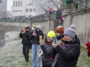 Do Bečvy v Přerově se dnes opět ponořili otužilci, rozloučili se tak s rokem 2024. Letos se konal 53. ročník