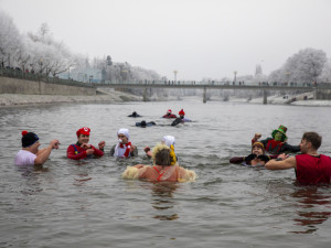 Do Bečvy v Přerově se dnes opět ponořili otužilci, rozloučili se tak s rokem 2024. Letos se konal 53. ročník