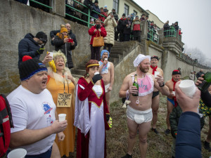 Do Bečvy v Přerově se dnes opět ponořili otužilci, rozloučili se tak s rokem 2024. Letos se konal 53. ročník