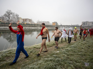 Do Bečvy v Přerově se dnes opět ponořili otužilci, rozloučili se tak s rokem 2024. Letos se konal 53. ročník