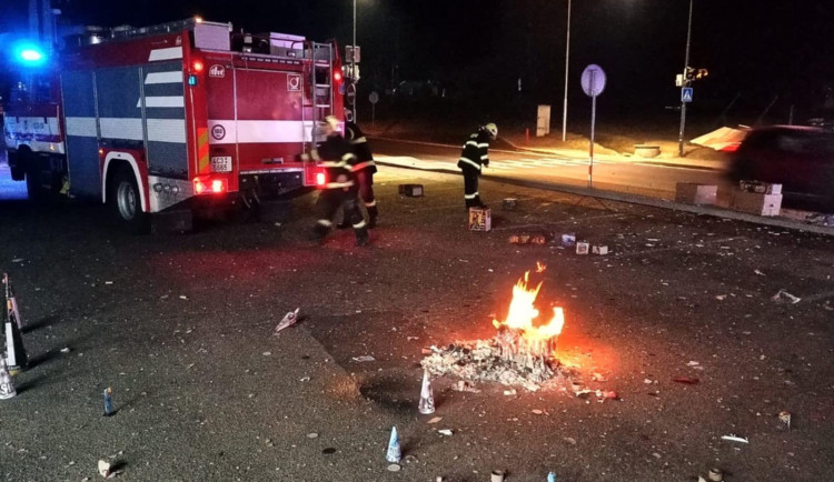 Bilance silvestrovské noci: Policisté zaznamenali 100 výjezdů a hledají nezvěstného muže, hasiči řešili 20 požárů
