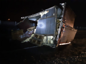 Kamion dostal smyk, na Přerovsku zablokoval dálnici D1 ve směru na Ostravu