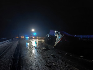 Kamion dostal smyk, na Přerovsku zablokoval dálnici D1 ve směru na Ostravu