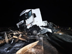 Kamion dostal smyk, na Přerovsku zablokoval dálnici D1 ve směru na Ostravu