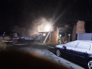 Na Prostějovsku shořela garáž i s auty či elektromotorkou. Hasiči z nebezpečné zóny tahali tlakové lahve