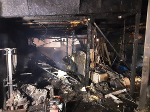 Na Prostějovsku shořela garáž i s auty či elektromotorkou. Hasiči z nebezpečné zóny tahali tlakové lahve