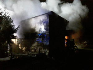 Na Prostějovsku shořela garáž i s auty či elektromotorkou. Hasiči z nebezpečné zóny tahali tlakové lahve