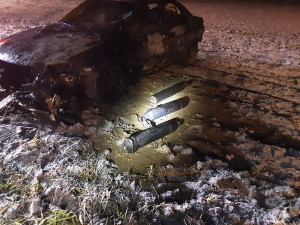 Na Prostějovsku shořela garáž i s auty či elektromotorkou. Hasiči z nebezpečné zóny tahali tlakové lahve