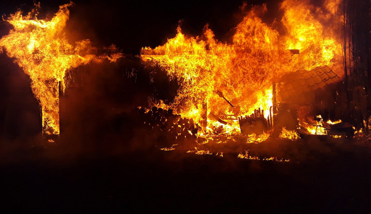 Na Prostějovsku shořela garáž i s auty či elektromotorkou. Hasiči z nebezpečné zóny tahali tlakové lahve
