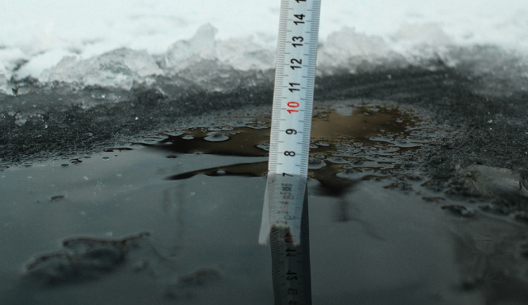 Na Poděbradech sedm centimetrů. Led je slabý, před vstupem na zamrzlé plochy varují hasiči i obce