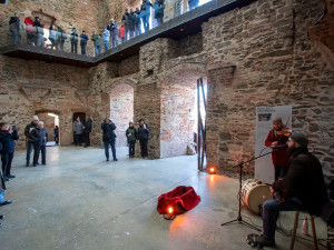 FOTOGALERIE: Tisíce lidí vyrazily na zasněžený Helfštýn. Novoročnímu výšlapu k hradu přálo počasí