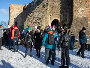 FOTOGALERIE: Tisíce lidí vyrazily na zasněžený Helfštýn. Novoročnímu výšlapu k hradu přálo počasí