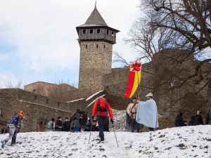 FOTOGALERIE: Tisíce lidí vyrazily na zasněžený Helfštýn. Novoročnímu výšlapu k hradu přálo počasí