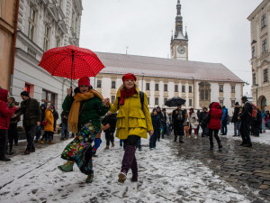 FOTO A VIDEO: Sníh švihlochodce nezastavil. Olomoucí se propletl bláznivý pochod