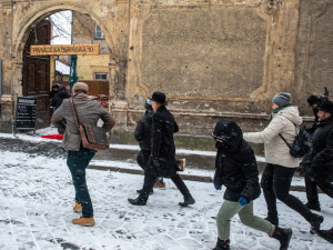 FOTO A VIDEO: Sníh švihlochodce nezastavil. Olomoucí se propletl bláznivý pochod