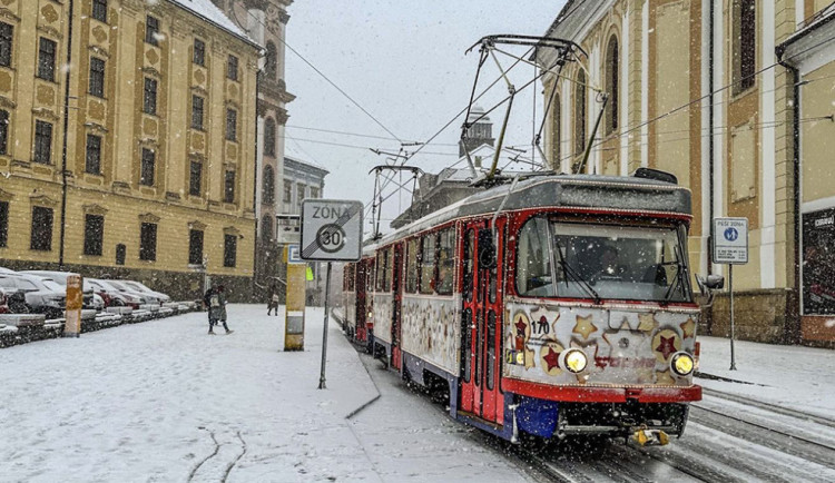 Nazdobené soupravy z Olomouce zazářily v oblíbené anketě o nejhezčí vánoční tramvaj. Obhájily bronz