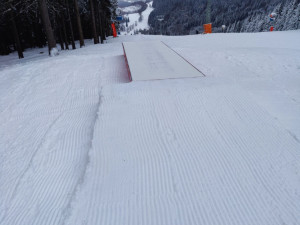 FOTOGALERIE: Snowpark na Paprsku má nové překážky. Užijí si zde začátečníci, děti i zkušení jezdci