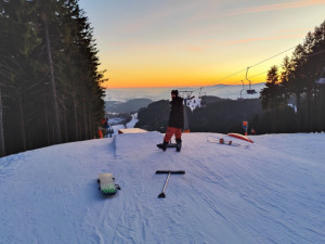 FOTOGALERIE: Snowpark na Paprsku má nové překážky. Užijí si zde začátečníci, děti i zkušení jezdci