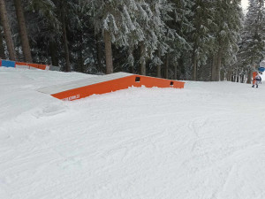 FOTOGALERIE: Snowpark na Paprsku má nové překážky. Užijí si zde začátečníci, děti i zkušení jezdci