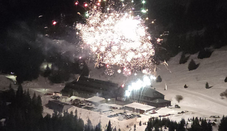 VIDEO: Peklo na Silvestra. V Tršicích petardy usmrtily pávy, ohňostroj byl i na přísně chráněné Ovčárně