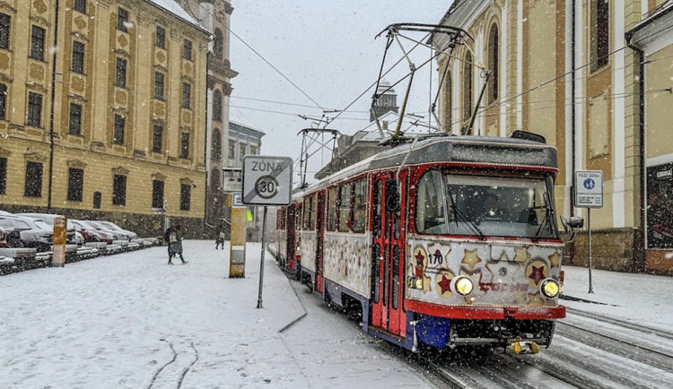 Vánoční soupravy z Olomouce opět zazářily v oblíbené anketě o nejhezčí vánoční tramvaj. Získaly bronz